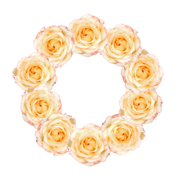 Pastel żółty róże ułożone w wieniec — Zdjęcie stockowe