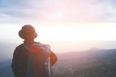 Sırt çantalı adam gezmek için ormana gidiyor. Hayat tarzı seyahat arzusu macerası. Doğanın tadını çıkarıyor. Vadi manzaralı turist gezgini.