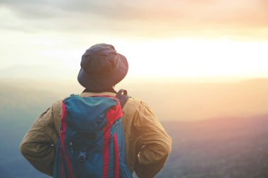 Sırt çantalı adam gezmek için ormana gidiyor. Hayat tarzı seyahat arzusu macerası. Doğanın tadını çıkarıyor. Vadi manzaralı turist gezgini.