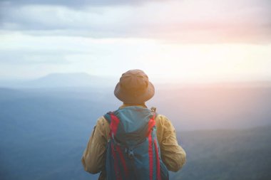 Sırt çantalı adam gezmek için ormana gidiyor. Hayat tarzı seyahat arzusu macerası. Doğanın tadını çıkarıyor. Vadi manzaralı turist gezgini.