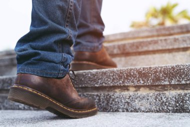 modern şehirde merdivenlerden yukarı yürüyen yakın bacaklar çalışan modern işadamı. acele ofiste çalışmak için yoğun saat. İşin ilk sabahında. Merdiven. yumuşak odak.