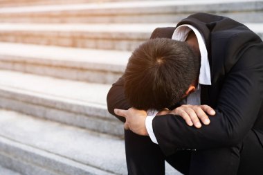 İşsizlik krizi, umutsuzluk ve stres altında olan insanlar stresli hissettikleri için kararsız veya depresyonlu durumlara yol açamıyorlar. Stres zihinsel sorunlara ve işsizliğe neden oluyor..