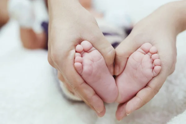 Закройте Новорожденному Ноги Маленькими Крошечными Обожаемыми Голыми Розовыми Младенец Симпатичной — стоковое фото