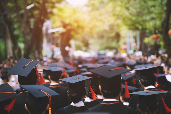 Csoport Diplomások Alatt Megkezdése Koncepció Oktatás Szerencsekívánat Egyetemen Ballagási Ceremónia — Stock Fotó