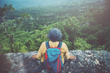 Sırt çantalı adam gezmek için ormana gidiyor. Hayat tarzı seyahat arzusu macerası. Doğanın tadını çıkarıyor. Vadi manzaralı turist gezgini.