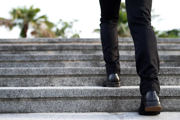 Hombre Negocios Moderno Trabajando Cerca Las Piernas Que Suben Por —  Fotos de Stock