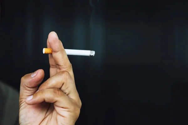 Homme Tenant Une Cigarette Main Épandage Fumée Cigarette Fond Noir — Photo