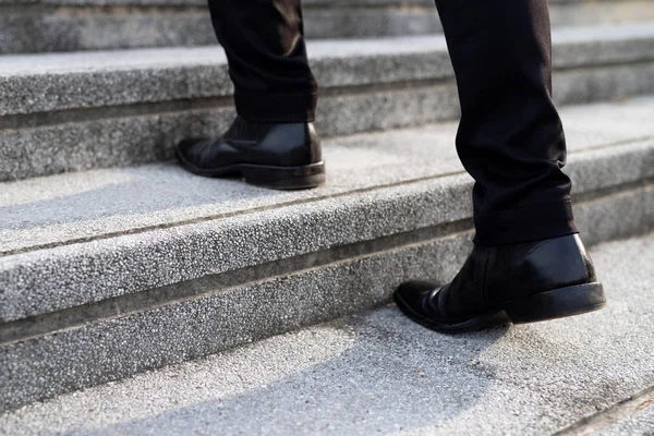 现代商人在现代城市中用特写腿走楼梯 在高峰时间在办公室工作匆匆忙忙 在工作的第一天早上 软聚焦 — 图库照片