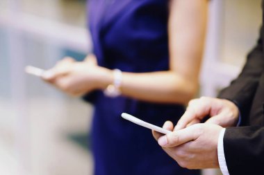 Business Man 'in elini cep telefonlu cep telefonu tutma cihazı kullanarak ve ekrana dokunarak kapat. Ya da 