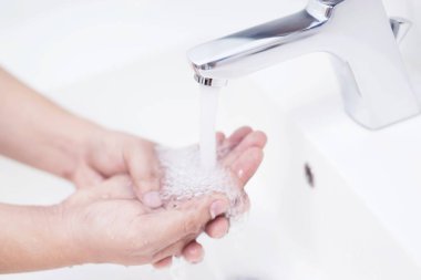 Erkekler her yemekten önce ellerini yıkıyor mikropları, virüsleri, kovid 19 ve bakterileri önlemek için..