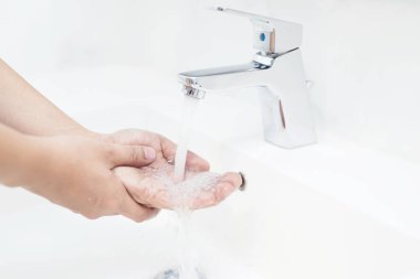 Erkekler her yemekten önce ellerini yıkıyor mikropları, virüsleri, kovid 19 ve bakterileri önlemek için..