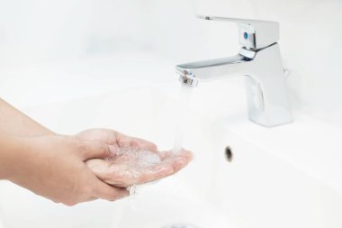 Erkekler her yemekten önce ellerini yıkıyor mikropları, virüsleri, kovid 19 ve bakterileri önlemek için..