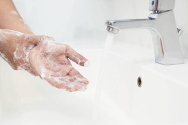 Erkekler her yemekten önce ellerini yıkıyor mikropları, virüsleri, kovid 19 ve bakterileri önlemek için..