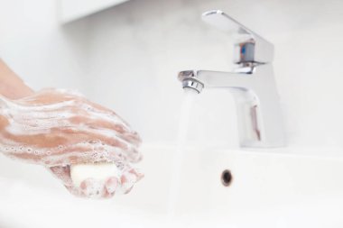 Erkekler her yemekten önce ellerini yıkıyor mikropları, virüsleri, kovid 19 ve bakterileri önlemek için..