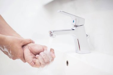 Erkekler her yemekten önce ellerini yıkıyor mikropları, virüsleri, kovid 19 ve bakterileri önlemek için..