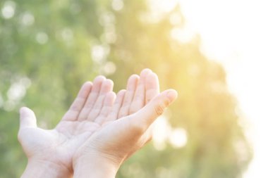İnsan elleri avuçlarını açar ibadeti yapar Tanrı 'ya inancı ve inancı olan elleri gökyüzüne çağırır. Din ve maneviyatı umut, sevgi ve bağlılığın gücüyle kavra..