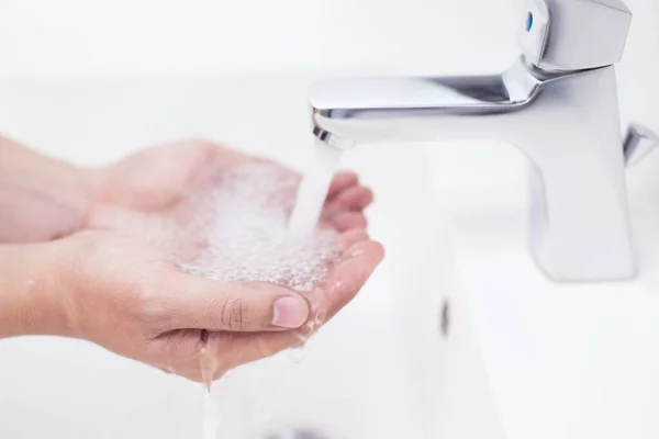 Erkekler her yemekten önce ellerini yıkıyor mikropları, virüsleri, kovid 19 ve bakterileri önlemek için..