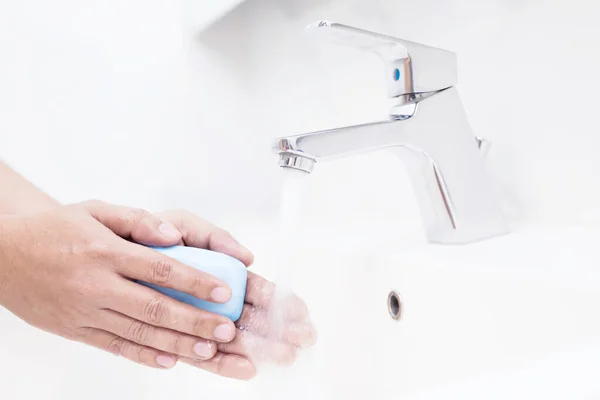 Mężczyźni Myją Ręce Każdym Razem Przed Jedzeniem Aby Zapobiec Zarazkom — Zdjęcie stockowe
