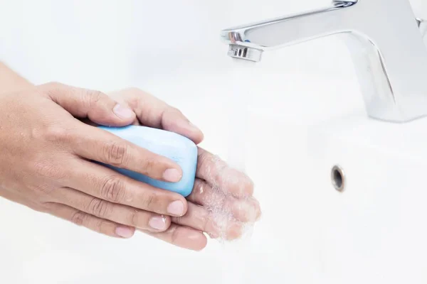Män Tvättar Händerna Varje Gång Innan Äter För Att Förhindra — Stockfoto