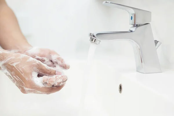 Мужчины Моют Руки Каждый Раз Перед Едой Предотвратить Микробы Вирусы — стоковое фото