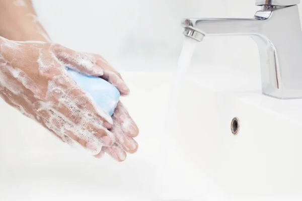 Чоловіки Миють Руки Кожного Разу Перед Їжею Щоб Запобігти Мікробам — стокове фото