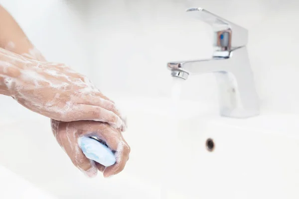 Männer Waschen Sich Jedes Mal Vor Dem Essen Die Hände — Stockfoto