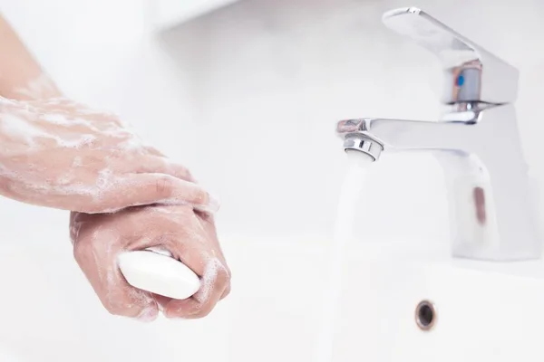 Άνδρες Πλένουν Χέρια Τους Κάθε Φορά Πριν Από Φαγητό Για — Φωτογραφία Αρχείου