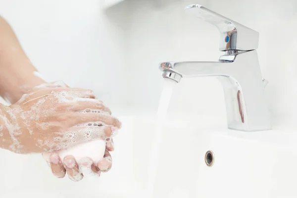 Muži Pokaždé Před Jídlem Myjí Ruce Aby Zabránili Bakteriím Virům — Stock fotografie