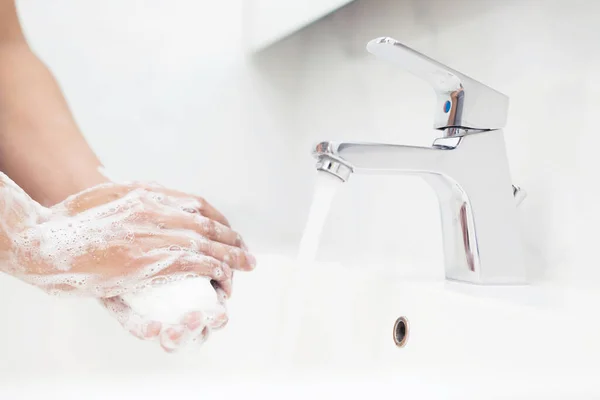 Män Tvättar Händerna Varje Gång Innan Äter För Att Förhindra — Stockfoto