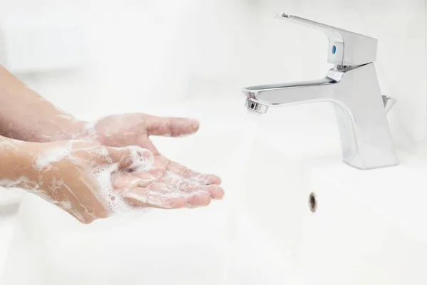 男人每次吃饭前都要洗手 以防止细菌 鳕鱼和细菌的滋生 — 图库照片
