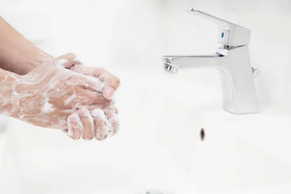 男人每次吃饭前都要洗手 以防止细菌 鳕鱼和细菌的滋生 — 图库照片