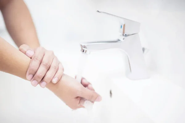 Pria Mencuci Tangan Mereka Setiap Kali Sebelum Makan Untuk Mencegah — Stok Foto