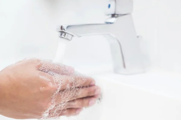Muži Pokaždé Před Jídlem Myjí Ruce Aby Zabránili Bakteriím Virům — Stock fotografie