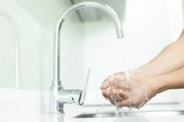 清洁的手 用水冲洗水龙头厨房水池下的手支付污垢清洁细菌和病毒的卫生 保健概念 — 图库照片