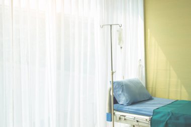 Hasta yatağı, serum fizyolojik torbası ve bir kutuda şişe. Damar içi sıvı salin damlası hastane odası ya da klinik. Tıbbi konsept, tedavi acil durum şoku. Enjeksiyon ilacı infüzyon tedavisi kemoterapisi