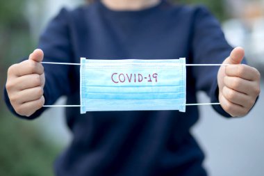 Covid-19 virüsünden ve mikroplardan korunmak için herkes evden çıkmadan önce solunum cihazı takmalı..