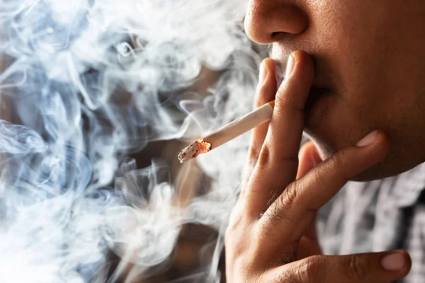 Asiático Hombre Fumar Cigarrillo Humo Propagación Oscuro Fondo Campaña Concepto — Foto de Stock