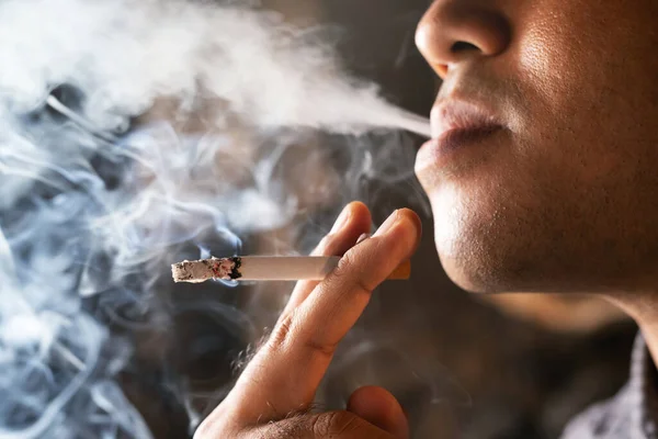 Asiatico Uomo Fumare Sigaretta Fumo Diffusione Scuro Sfondo Campagna Concetto — Foto Stock