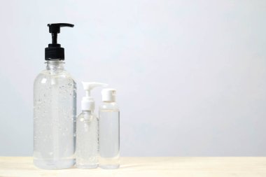 Bir şişe antibakteriyel sabun. Alkol jeli pompası temizleyici el hijyen önleyici koronavirüsü. Beyaz arka planda salgın, sağlık konsepti.