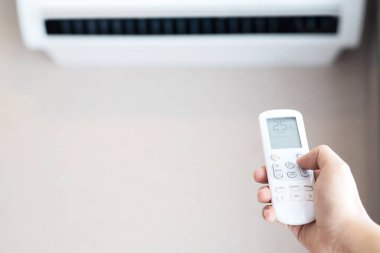 Elektrik maliyetinden tasarruf etmek için klimanın 25 derecede uzaktan kumandası