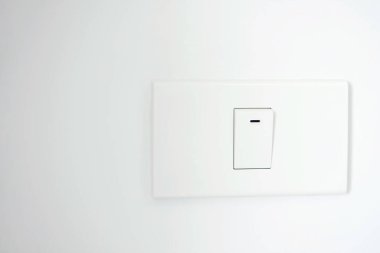 Işığı kapat, erkek eli güç düğmesini kapatıyor. Enerji tasarrufu, küresel ısınmayı azaltma.