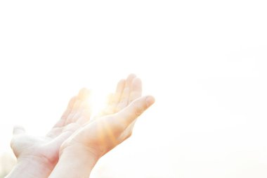 İnsan eli çapraz tutar. Ayin Terapisi Tanrı 'yı kutsasın Katolik tövbesine yardım etsin.