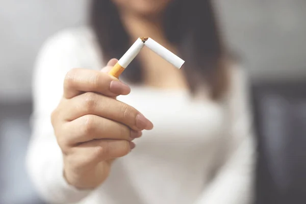 Las Mujeres Dejan Fumar Por Salud — Foto de Stock
