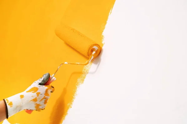 Mechanic Painting Yellow Wall — Stock Photo, Image