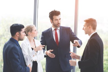 İşadamları organizasyondaki şirket için büyüme stratejisini karşılıyorlar