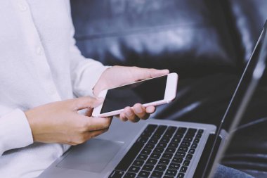 İş Formu Evi, Evde telefonlu defter bilgisayarları kullanan kadınlar.