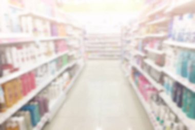 Boş kırmızı alışveriş yapılan süpermarket koridoru