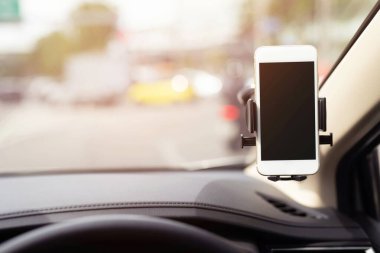 Navigate veya GPS için araba kullanımında akıllı telefon.