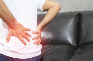 Sırtı ağrıyan bir adam