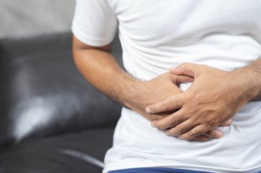 Karnı ağrıyan bir adam